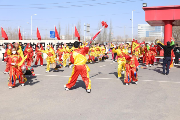 社火表演隊來新華，紅紅火火迎元宵