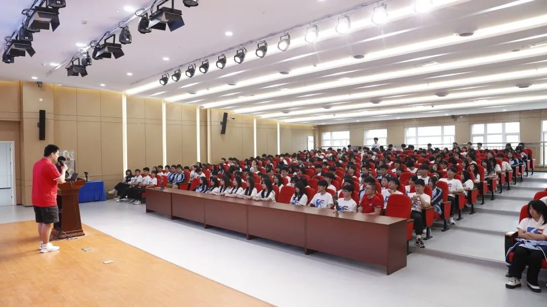 頭部UP主走進新華電腦教育 分享自媒體創業經驗