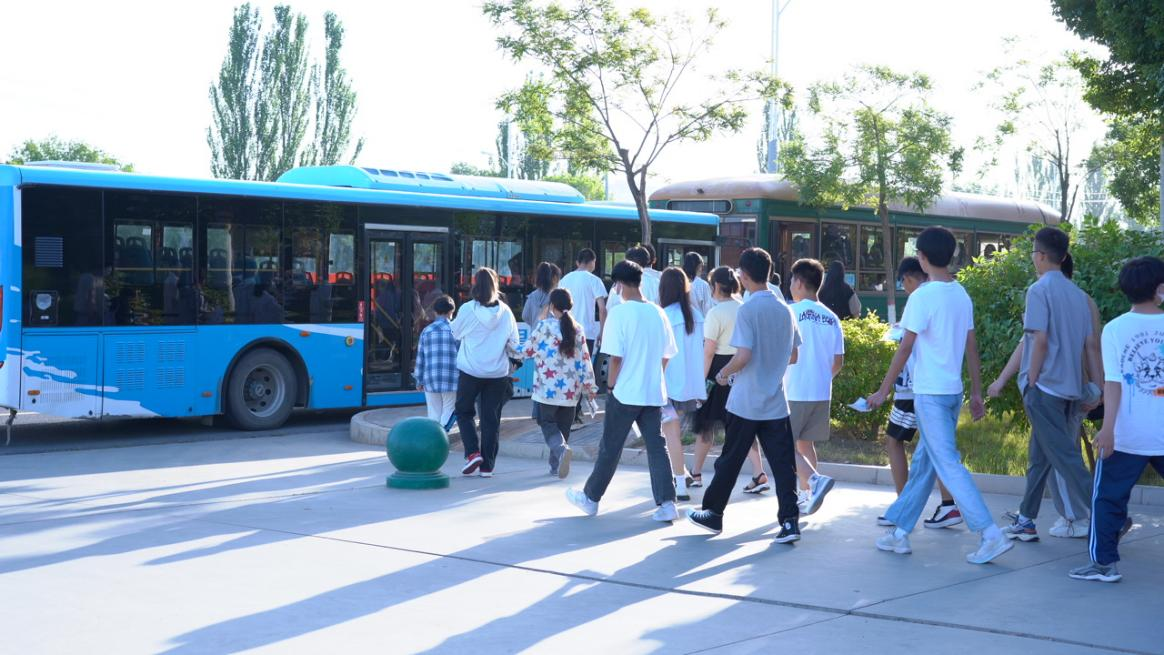 齊心協力  護航學考  蘭州新華組織高中學業水平考試送考工作