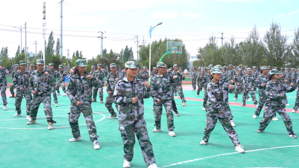 蘭州新華軍訓(xùn)匯演 展示新生風(fēng)采