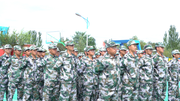蘭州新華軍訓(xùn)匯演 展示新生風(fēng)采