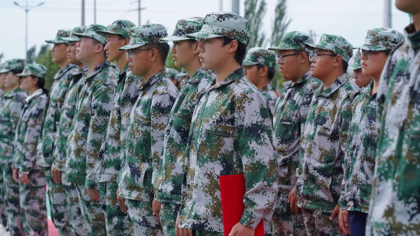 蘭州新華軍訓(xùn)匯演 展示新生風(fēng)采