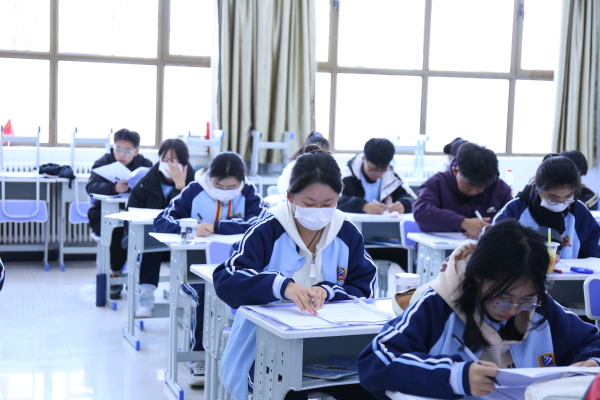 挑戰(zhàn)自我 勇攀高峰 職普融通高中實(shí)驗(yàn)班期中考試
